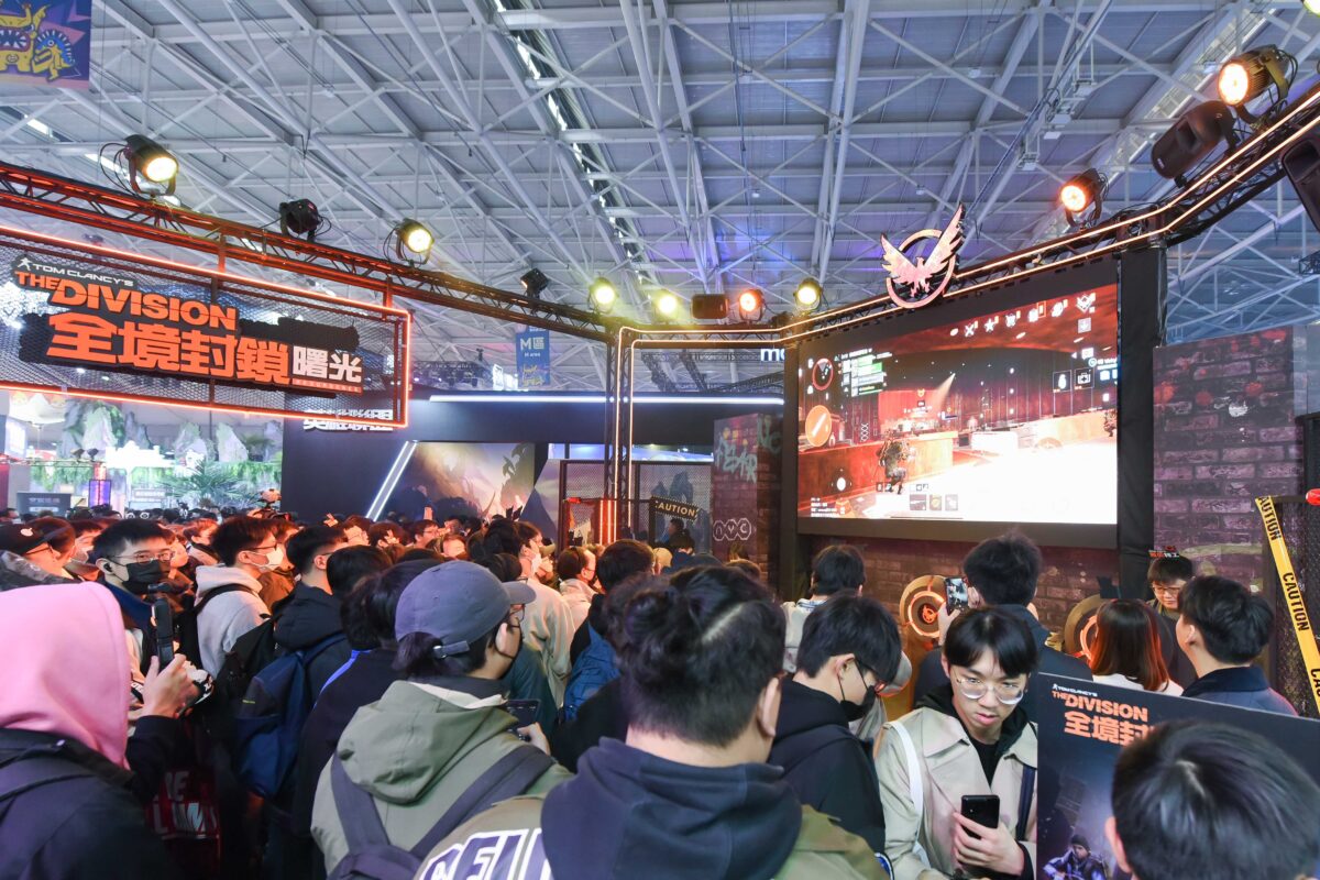瞄準 TGS 玩家必備的電競周邊、硬體品牌爭相祭出絕佳折扣與套裝組合,讓來場玩家都可以設備升級、增添火力,其中三井 3C 主打電競鍵盤、電競耳機、電競滑鼠等必備周邊,WD_BLACK 則帶來全系列可攜式SSD遊戲儲存裝置、SSD固態硬碟以及適用於Xbox的擴充卡等多項產品。
