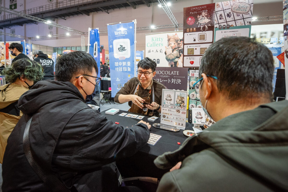 台北電玩展迎接 10 週年的桌遊樂園,今年除了本地設計師,還有多家來自日本及香港的桌遊企業及工作室,超多元的作品讓大小朋友眼光為之一亮,搭配十來運轉活動,許多人都把握最後一天試玩集點抽獎,各家攤位都祭出打到骨折的超優惠折扣,現場買氣超旺。