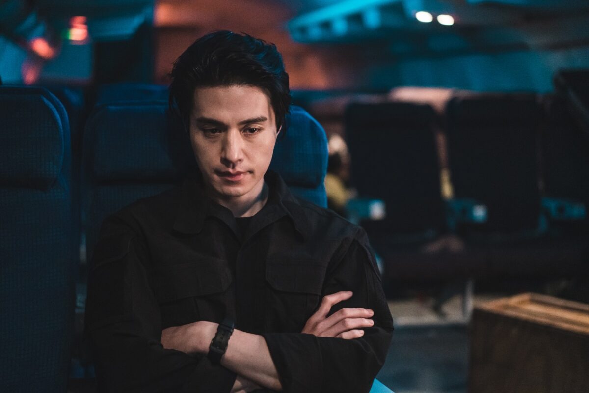 Disney+《殺人者的購物中心》李棟旭槍戰動作戲超猛 網友直呼「帥瘋了」 與怪物新人金慧峻合作「這細節」曝19年前淵源「一見面立刻告白！」