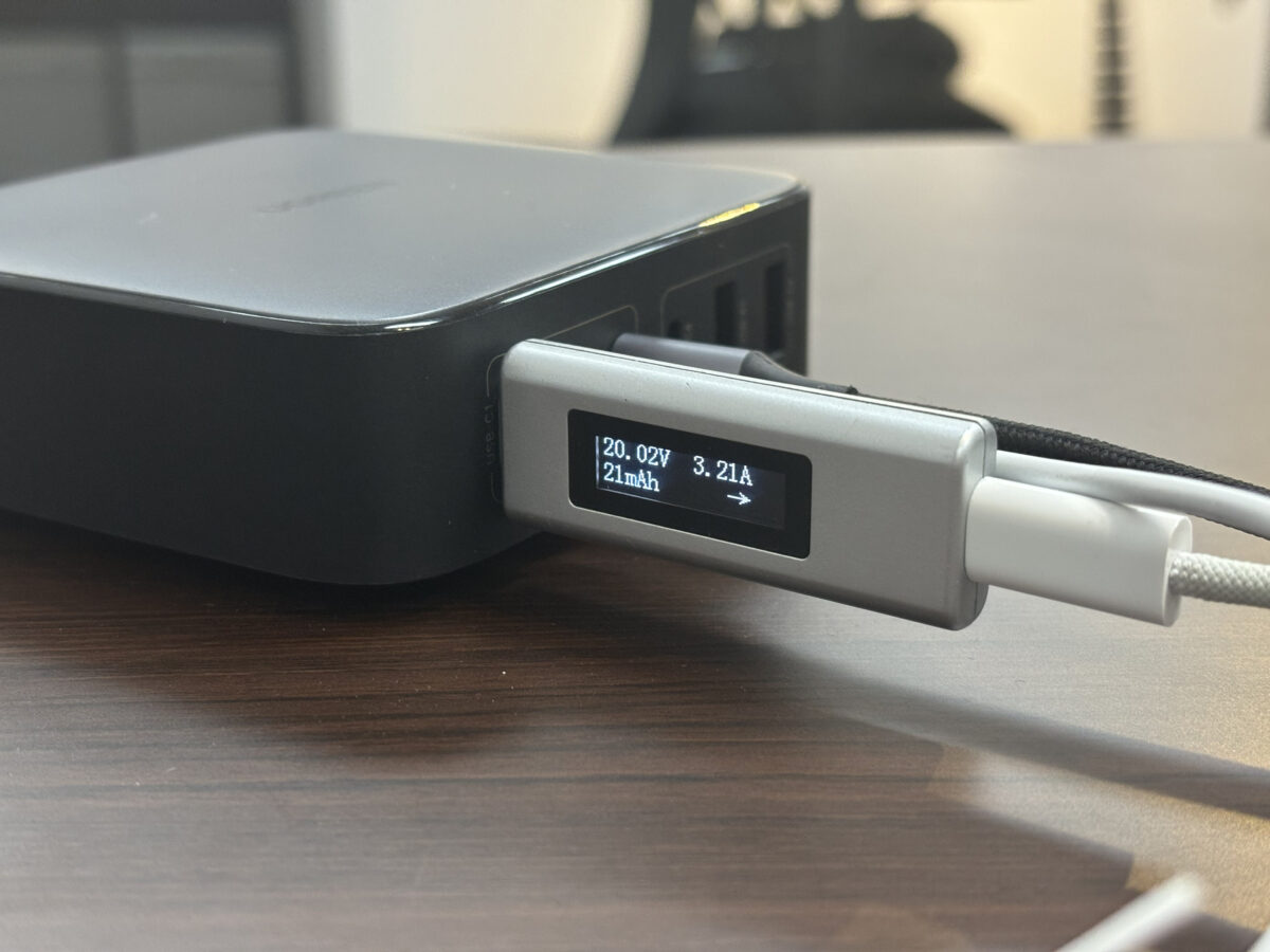 UGREEN 三台筆電同時快充 電量 30% 以下 第一台