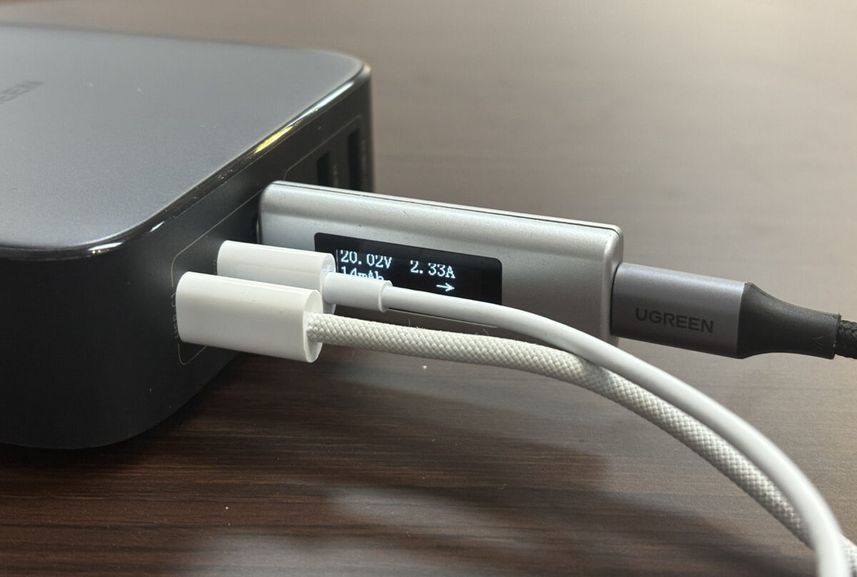 UGREEN 三台筆電同時快充 電量 30% 以下 第三台