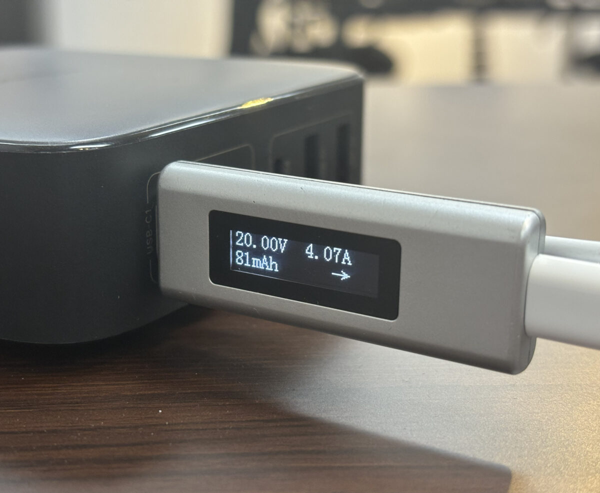 UGREEN 兩台筆電同時快充 電量 30% 以下 第一台