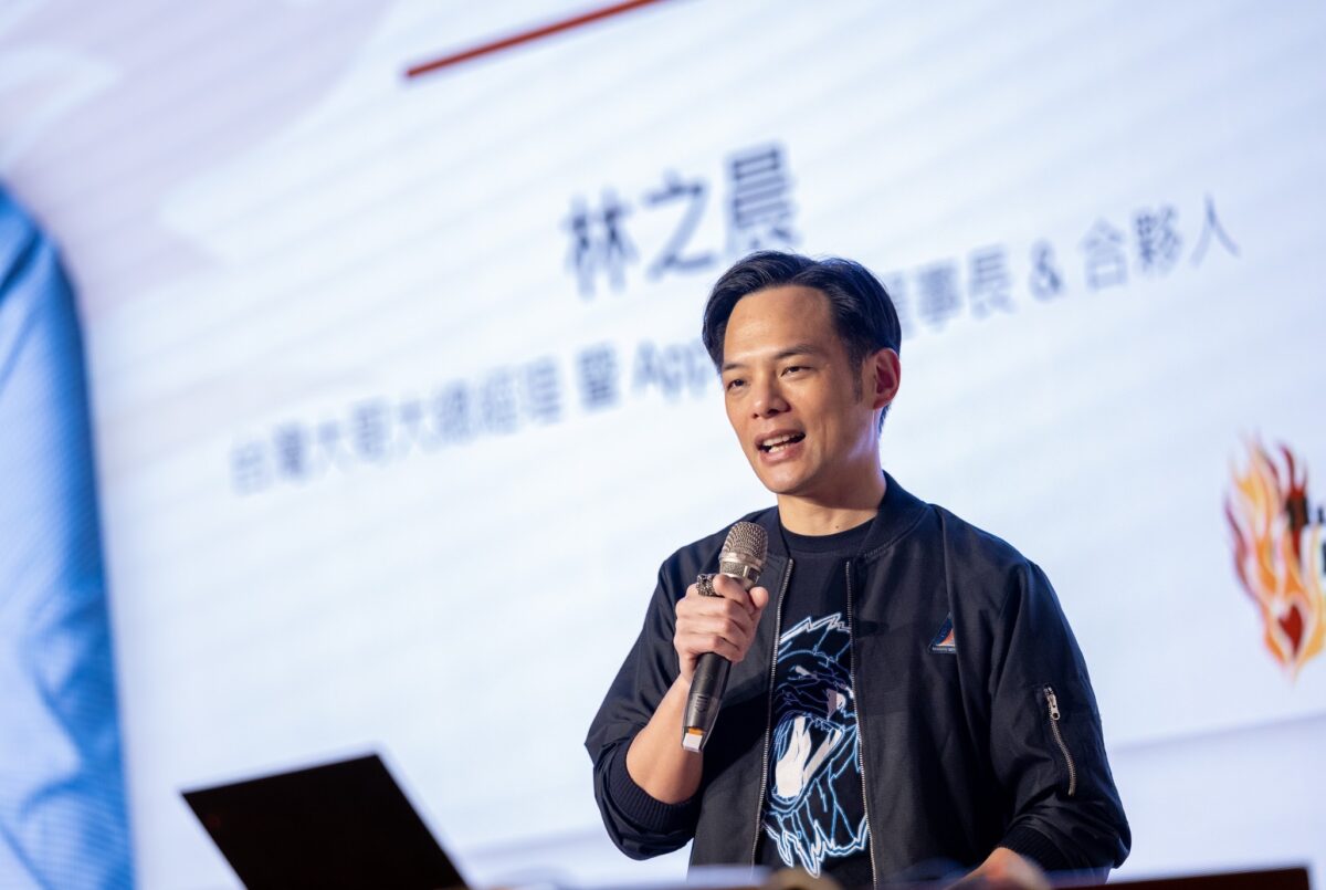 SITCON 2024 年會 Keynote speech 林之晨就「畢業前，計算機學生必須做過的 10101 件事」主題，向與會者們分享並建議 21 件能為職涯增值的習慣，包含「Compile 一個複雜的 Open Source 專案（e.g. Android Kernel）」、「跟 10 個已經工作的學長姐喝咖啡」等等。
