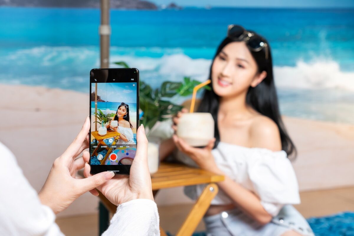Zenfone 11 Ultra升級三鏡頭模組，包含5000萬畫素主鏡頭、1300萬畫素超廣角鏡頭與3200萬畫素長焦鏡頭，30倍超清晰變焦，加上「AI防手震」、「AI圖像優化」，畫面細膩生動，細節完美展現