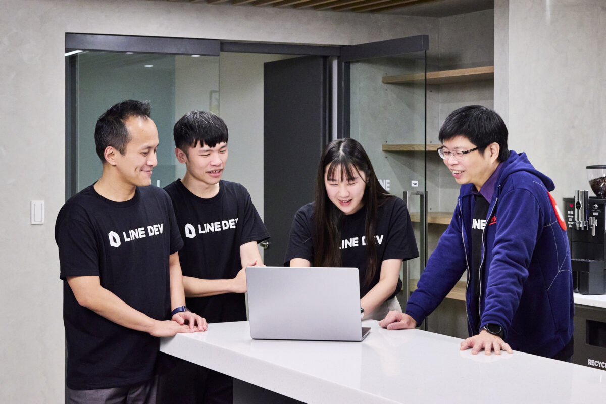 LINE 台灣開發技術推廣團隊將持續投入資源，協助台灣科技產業培育更多優秀新星。（左起為 LINE 台灣資深技術推廣工程師的林宜鋒、高孟暉、游心瑜、LINE 台灣技術長陳鴻嘉