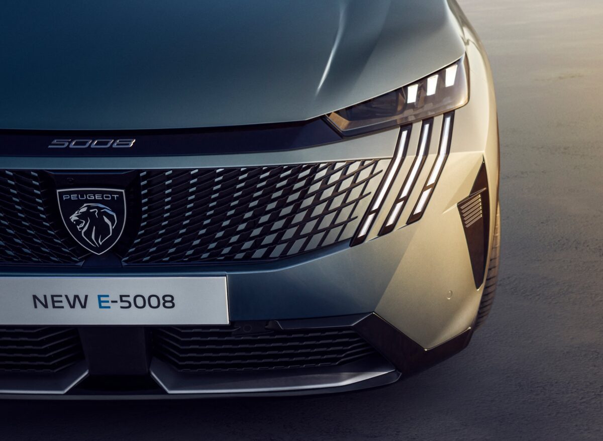 PEUGEOT E-5008