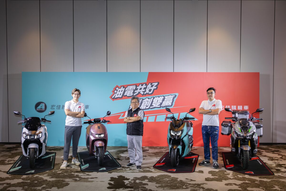 宏佳騰宣布以「油電共好 攜創雙贏」全新品牌策略邁向嶄新世代！由宏佳騰國內營業部經理陳永凱、營運中心副總經理李智誠、營運中心經理鍾亞成油電2.0
