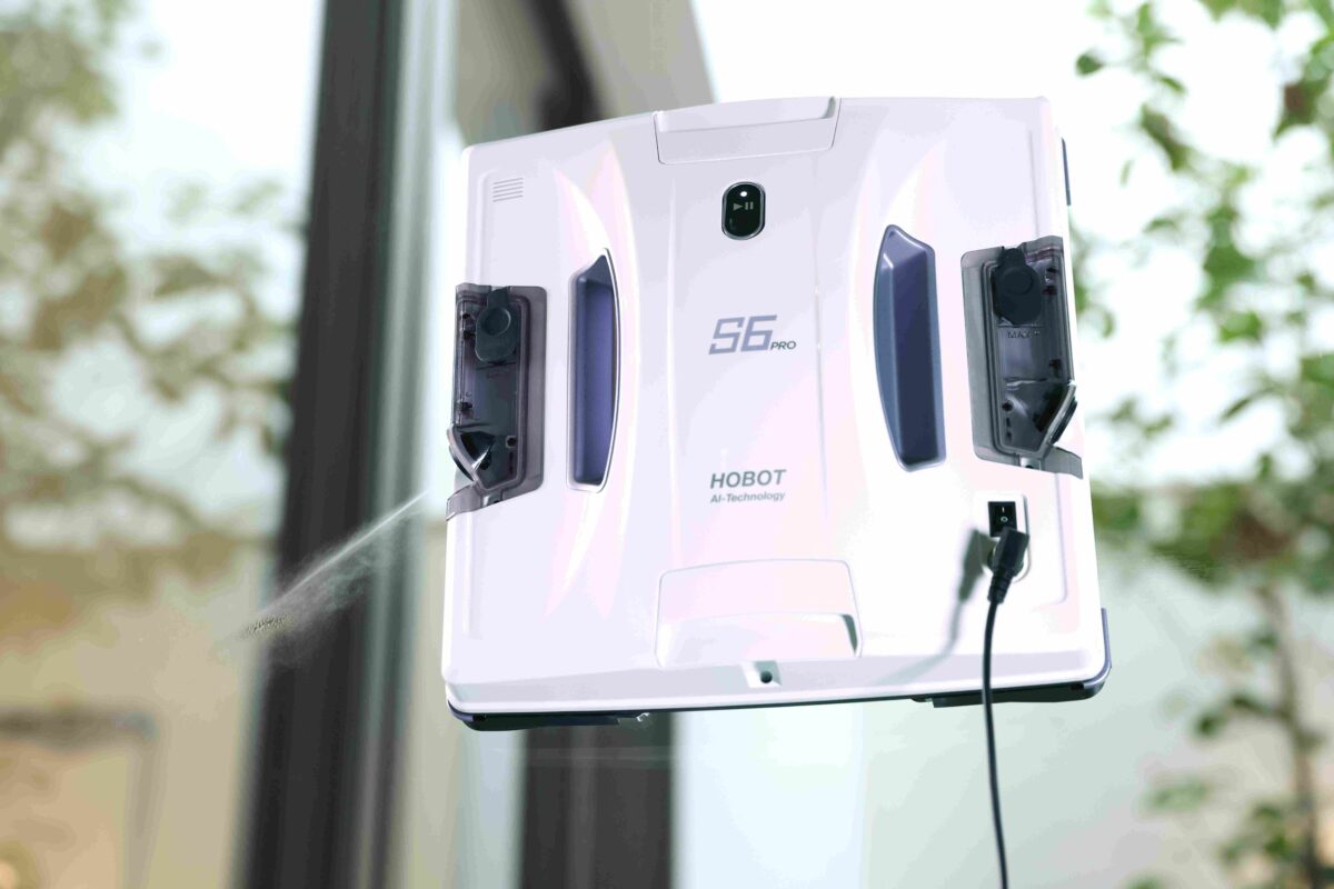 【圖說3】玻妞 HOBOT-S6 Pro 延續了經典的「雙邊超音波噴水」仿生技術，超音波噴霧可將水霧化成 15 微米的水珠，形成仿人哈氣的霧化效果