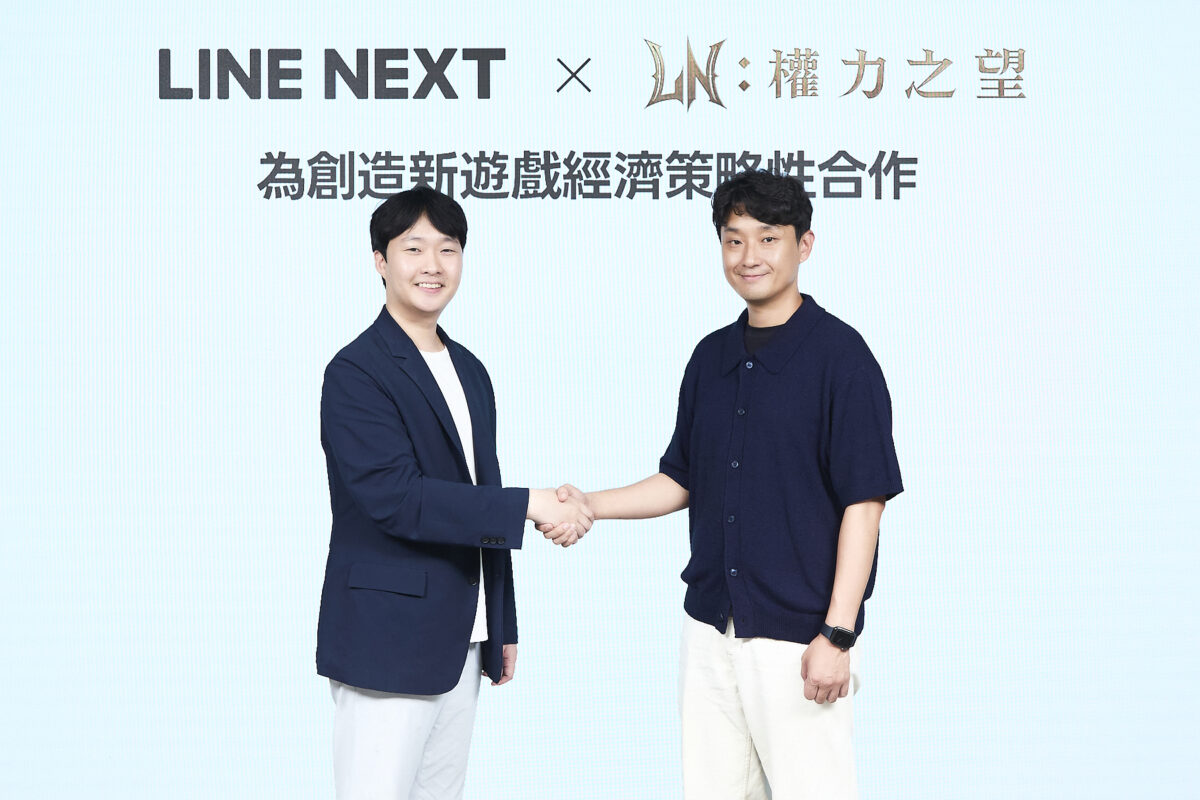 LINE NEXT策略長 金佑奭(左)與Smilegate董事 韓在暎(右)發布雙方攜手合作在全球數位商務平台DOSI上推出《權力之望》MMORPG專用遊戲物品交易市集