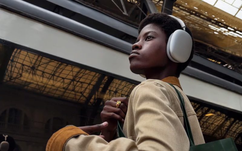 AirPods Max 推出小改款機型:5 種顏色可選、改用 USB-C 連接埠、售價 549 美元