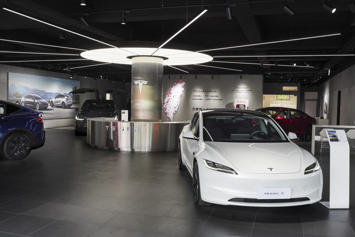 特斯拉 Tesla 街邊體驗店 特斯拉桃園文中體驗店