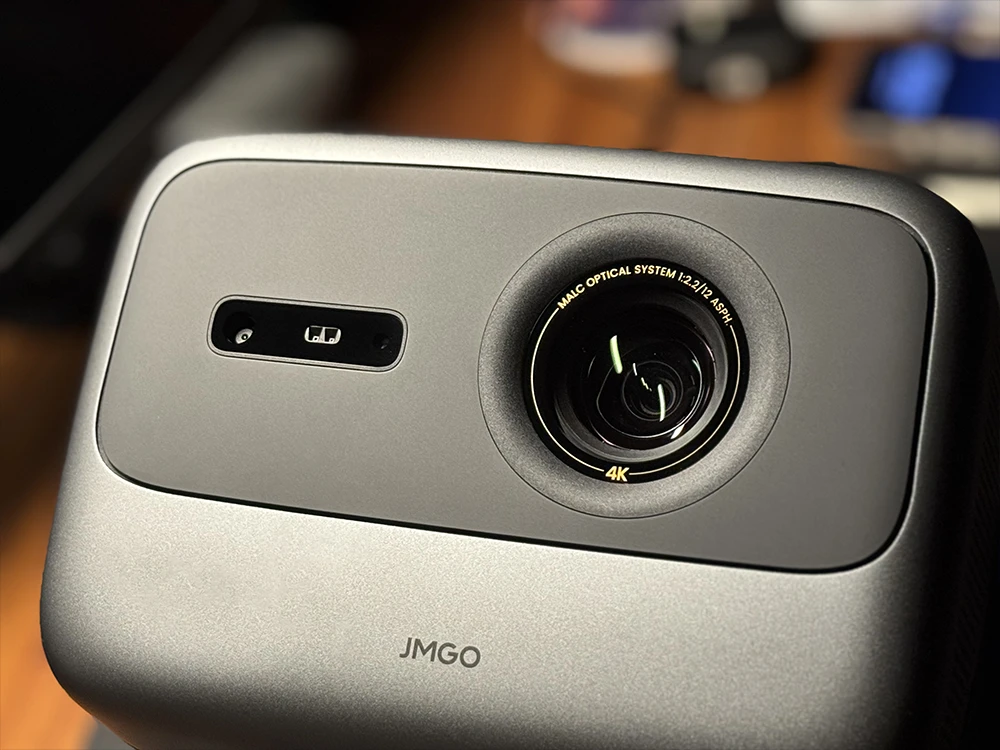 堅果 JMGO 4K 三色雷射投影機 開箱評測