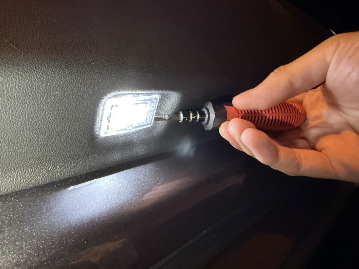 特斯拉 Tesla Model 3 Model Y 迎賓燈 特斯拉迎賓燈 特斯拉迎賓燈安裝 Model 3 迎賓燈 Model Y 迎賓燈