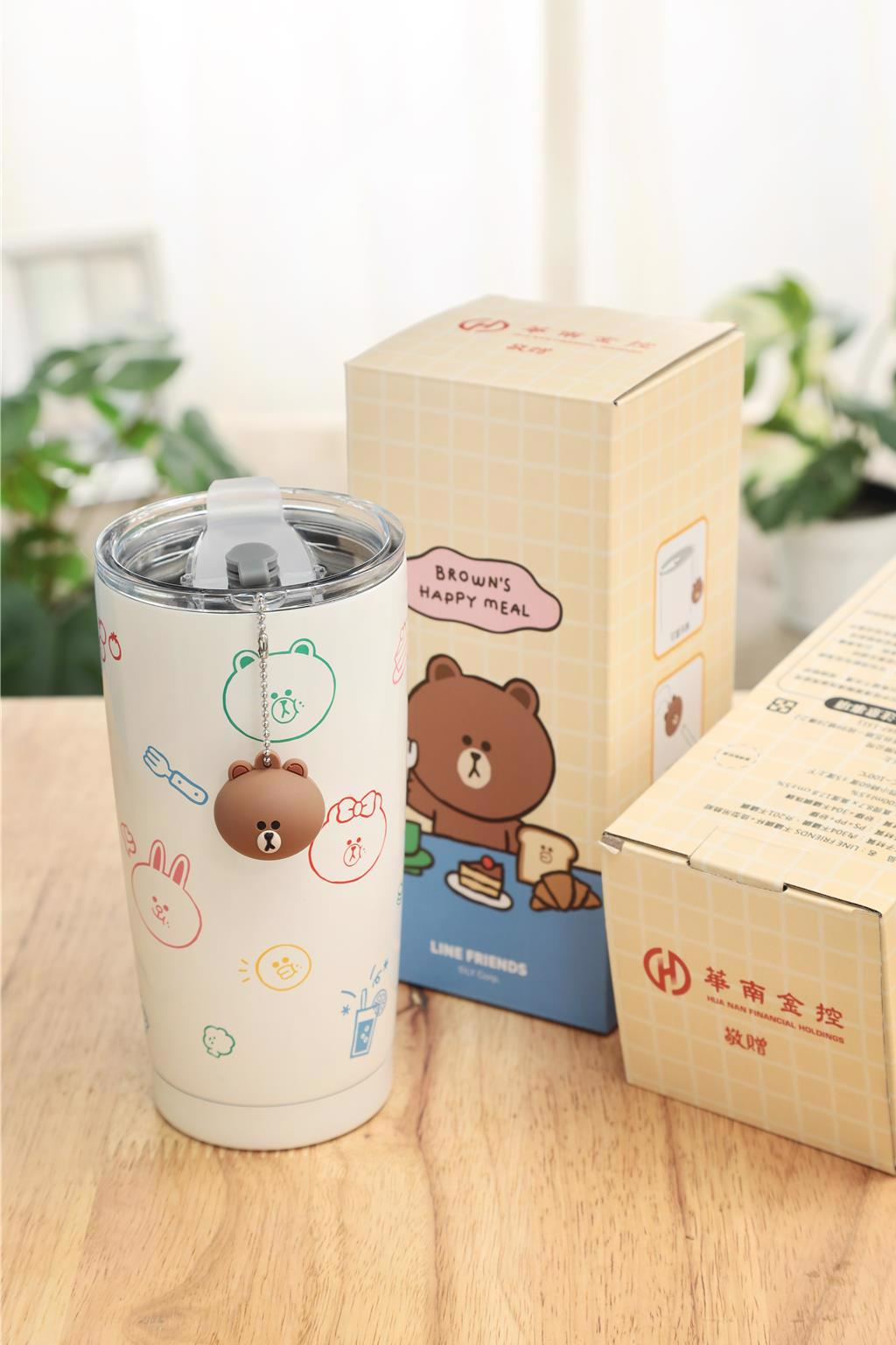 2025 華南金股東會紀念品出爐，「LINE FRIENDS不鏽鋼杯＋造型吊飾組」。 圖／華南金控