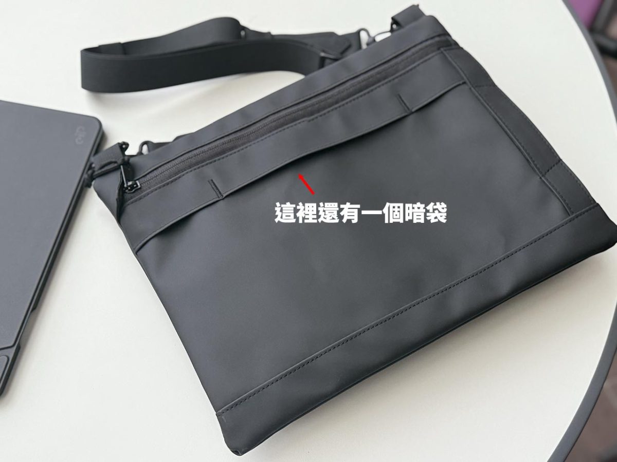 eiP 輕行防水 iPad 斜背包