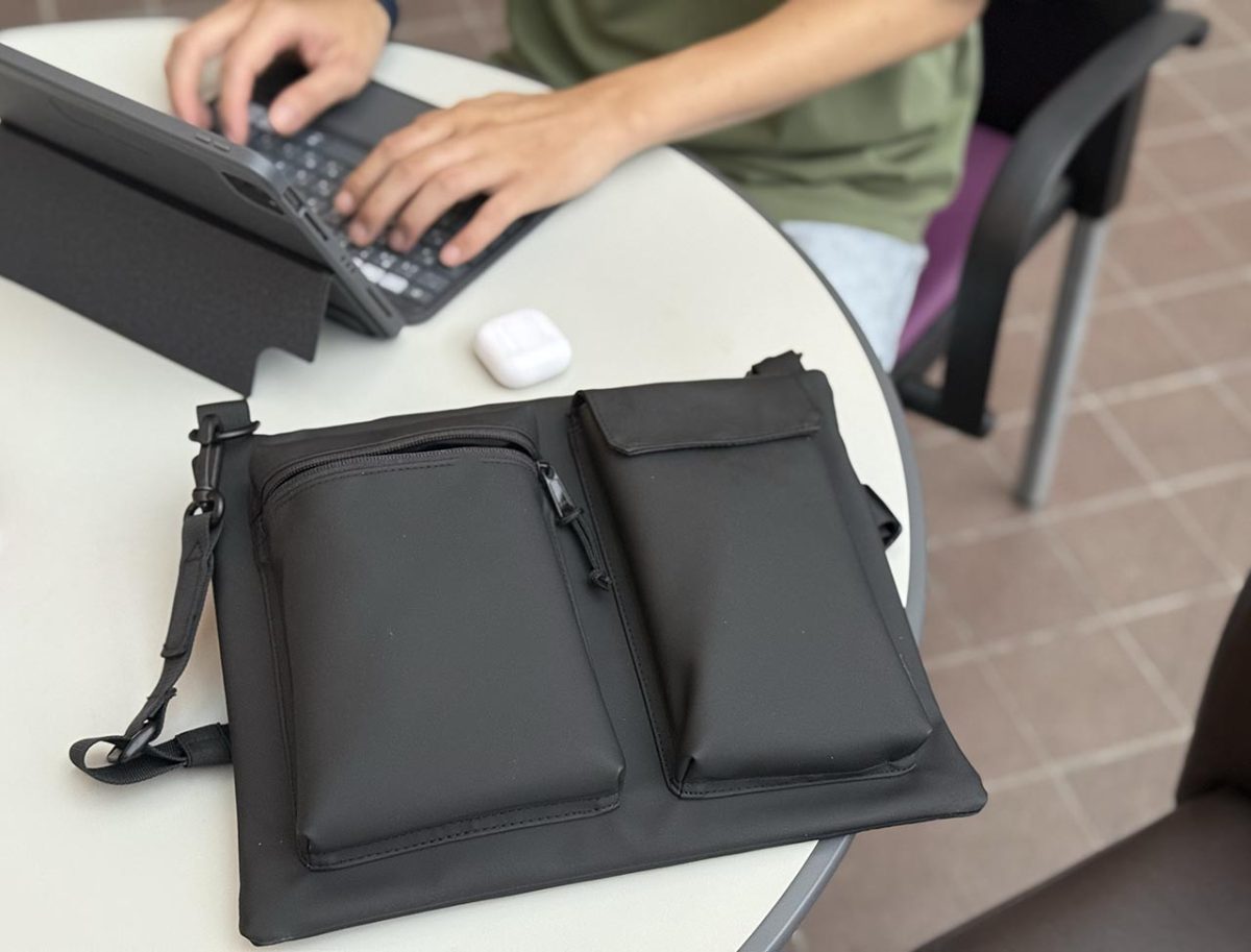 eiP 輕行防水 iPad 斜背包