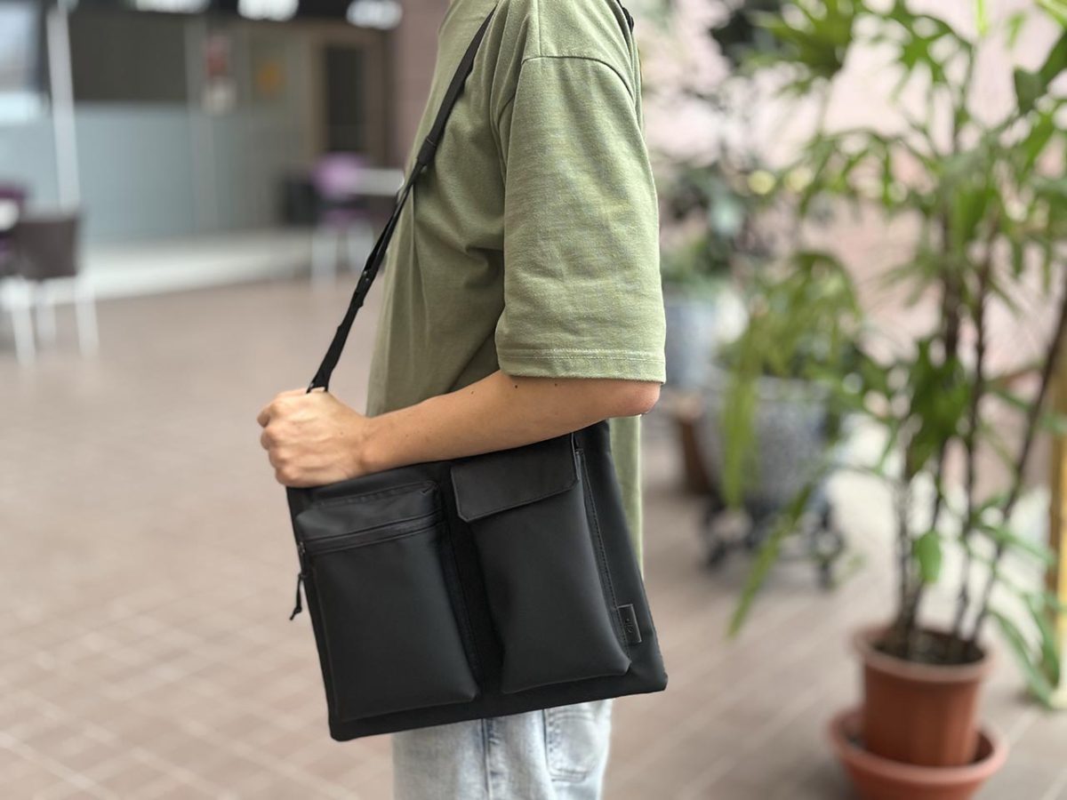 eiP 輕行防水 iPad 斜背包