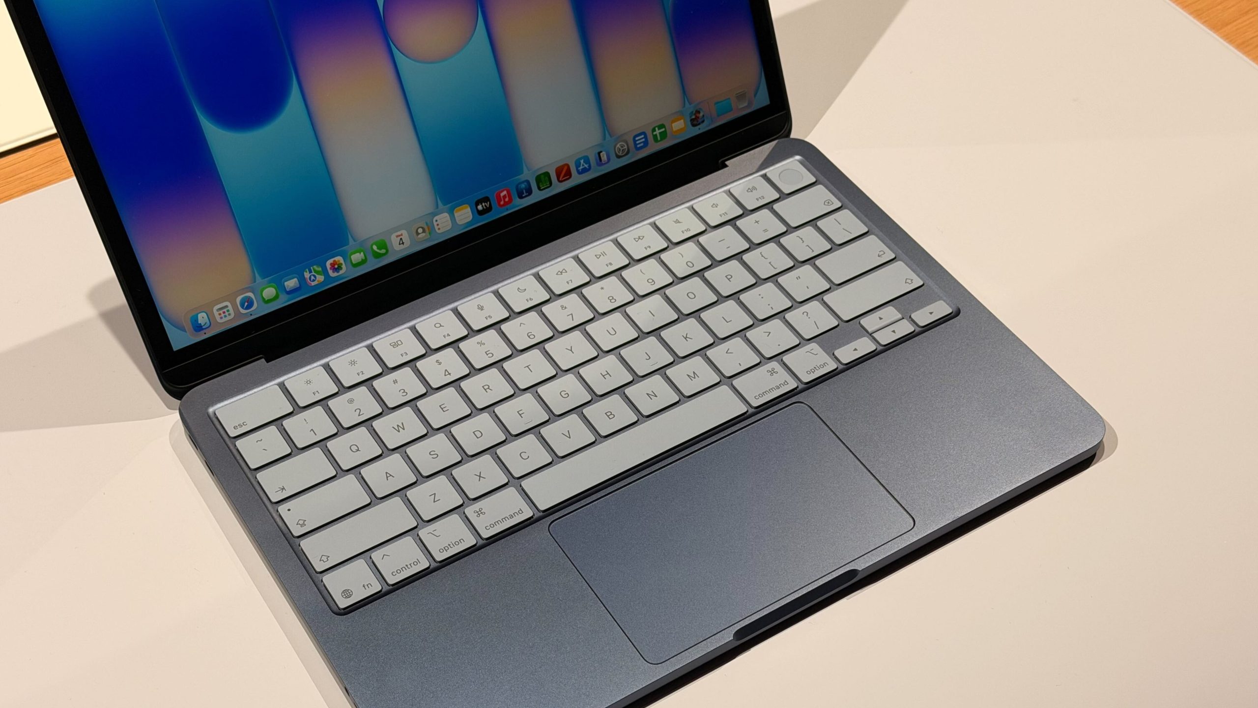 MacBook Neo 平價版 Touch ID 8GB 記憶體 USB2 速度